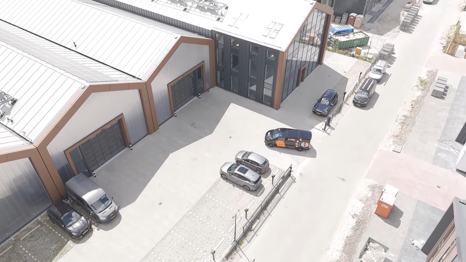 Luchtfoto van een bedrijfspand met parkeerterrein